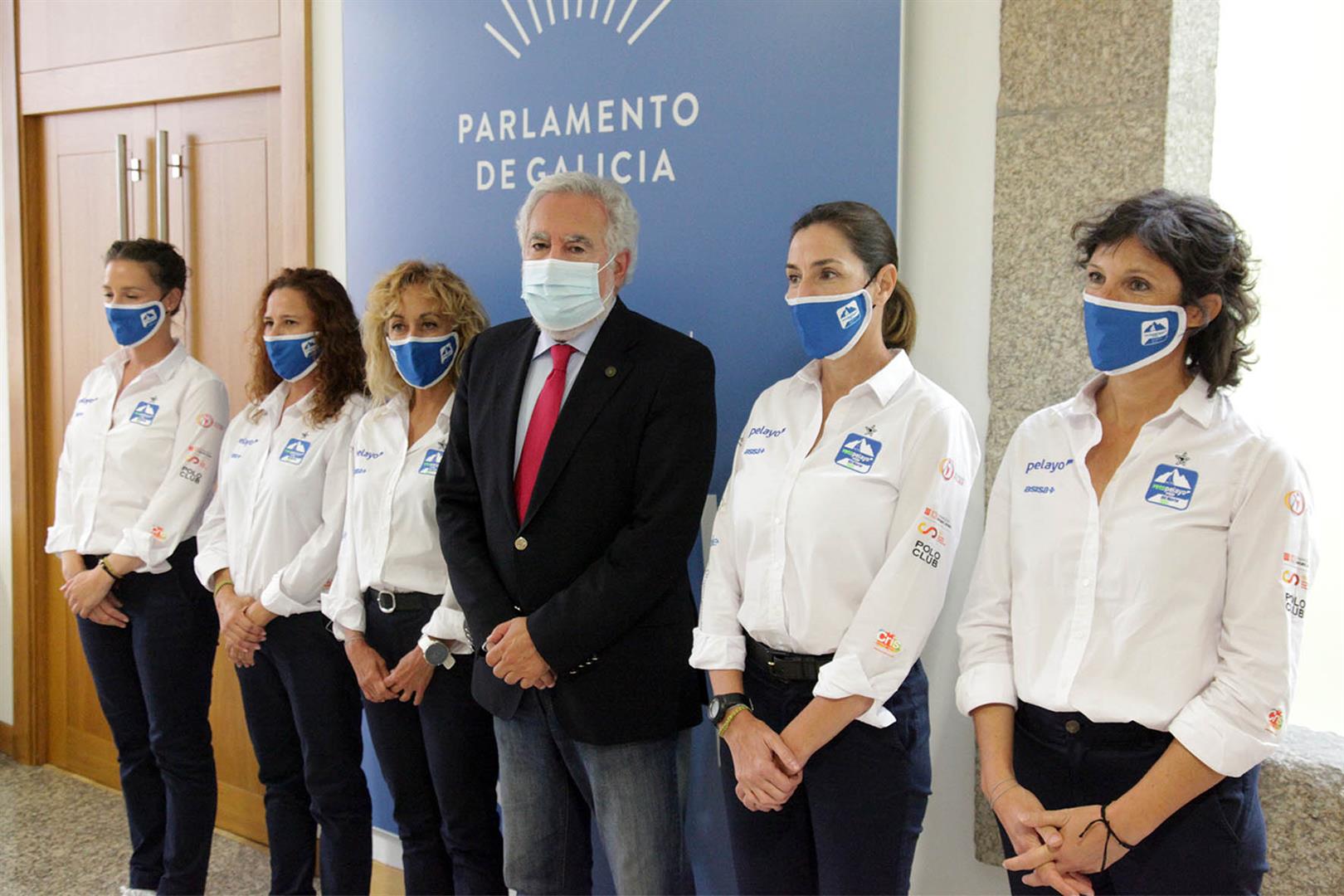 Foto da noticia:As participantes no “Reto Pelayo Vida” visitan o Parlamento de Galicia